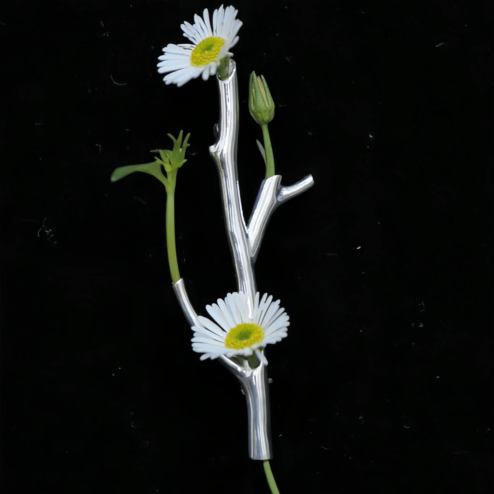 Brosch med grenformad blominsats