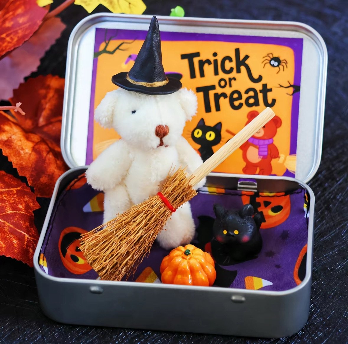 🎁Siste dag 49 % RABATT🎃🧸Håndlaget søt heksebamse i eske