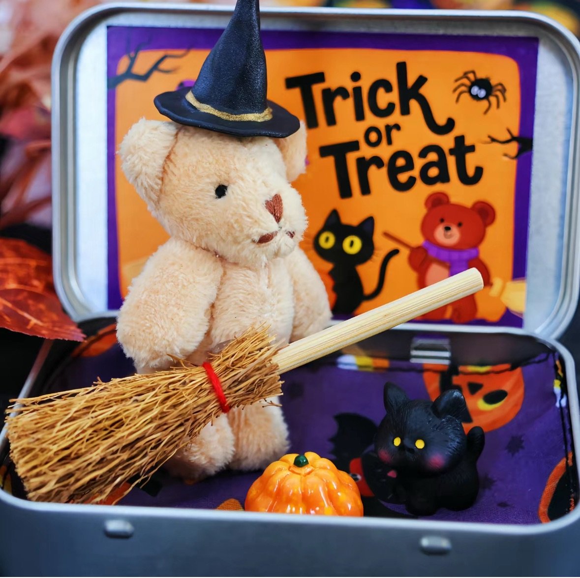 🎁Siste dag 49 % RABATT🎃🧸Håndlaget søt heksebamse i eske