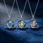 ✨ Halsband med födelsesten och keltisk treenighetsknut – en betydelsefull symbol för kärlek och samhörighet 🍀
