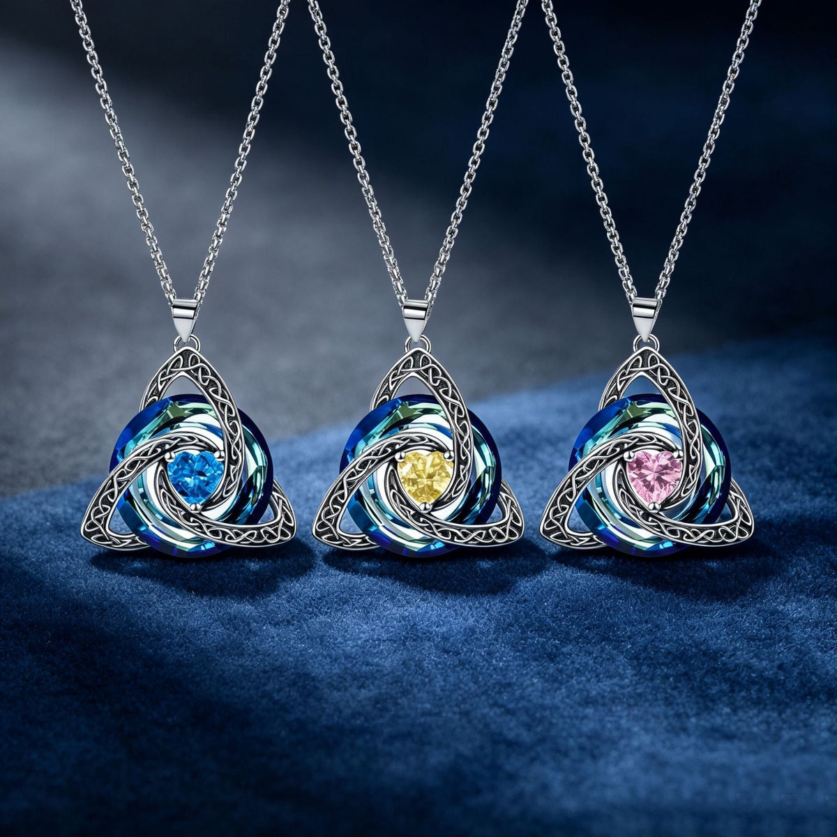 ✨ Halsband med födelsesten och keltisk treenighetsknut – en betydelsefull symbol för kärlek och samhörighet 🍀