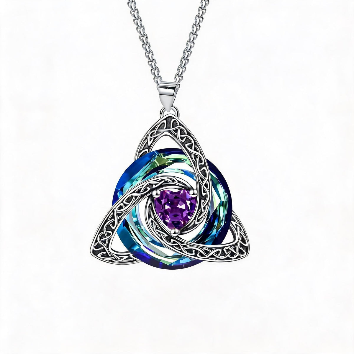✨ Halsband med födelsesten och keltisk treenighetsknut – en betydelsefull symbol för kärlek och samhörighet 🍀