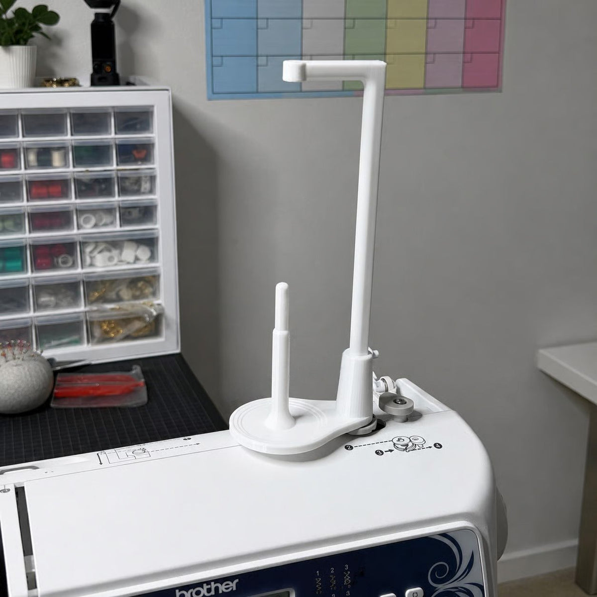 🧵Trådrulleställ med stor kapacitet🪡(Kompatibel med de flesta symaskiner på den amerikanska marknaden)