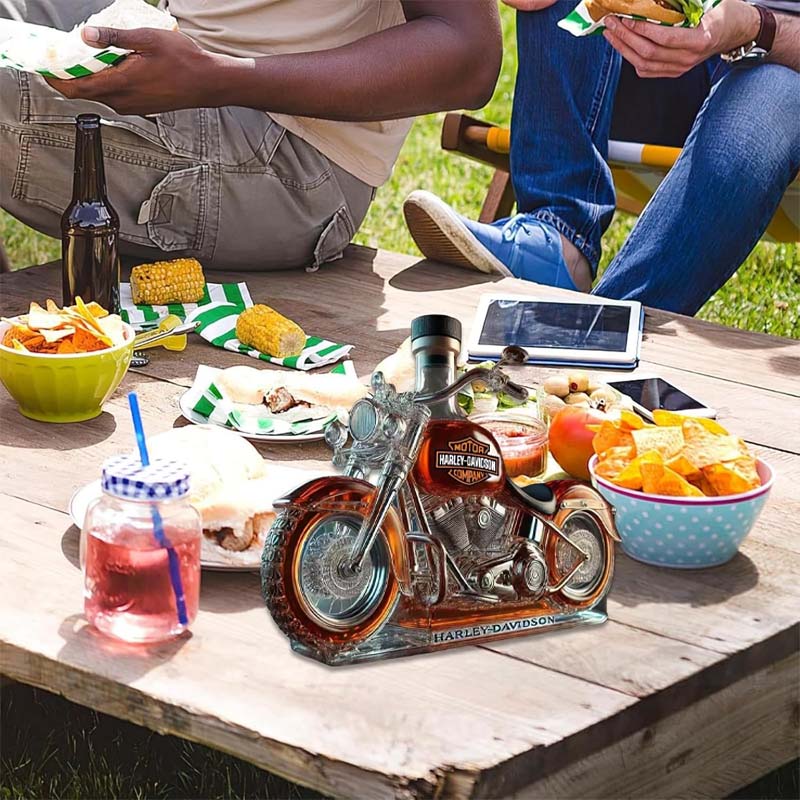 Kreativ vinflaska i motorcykelglas