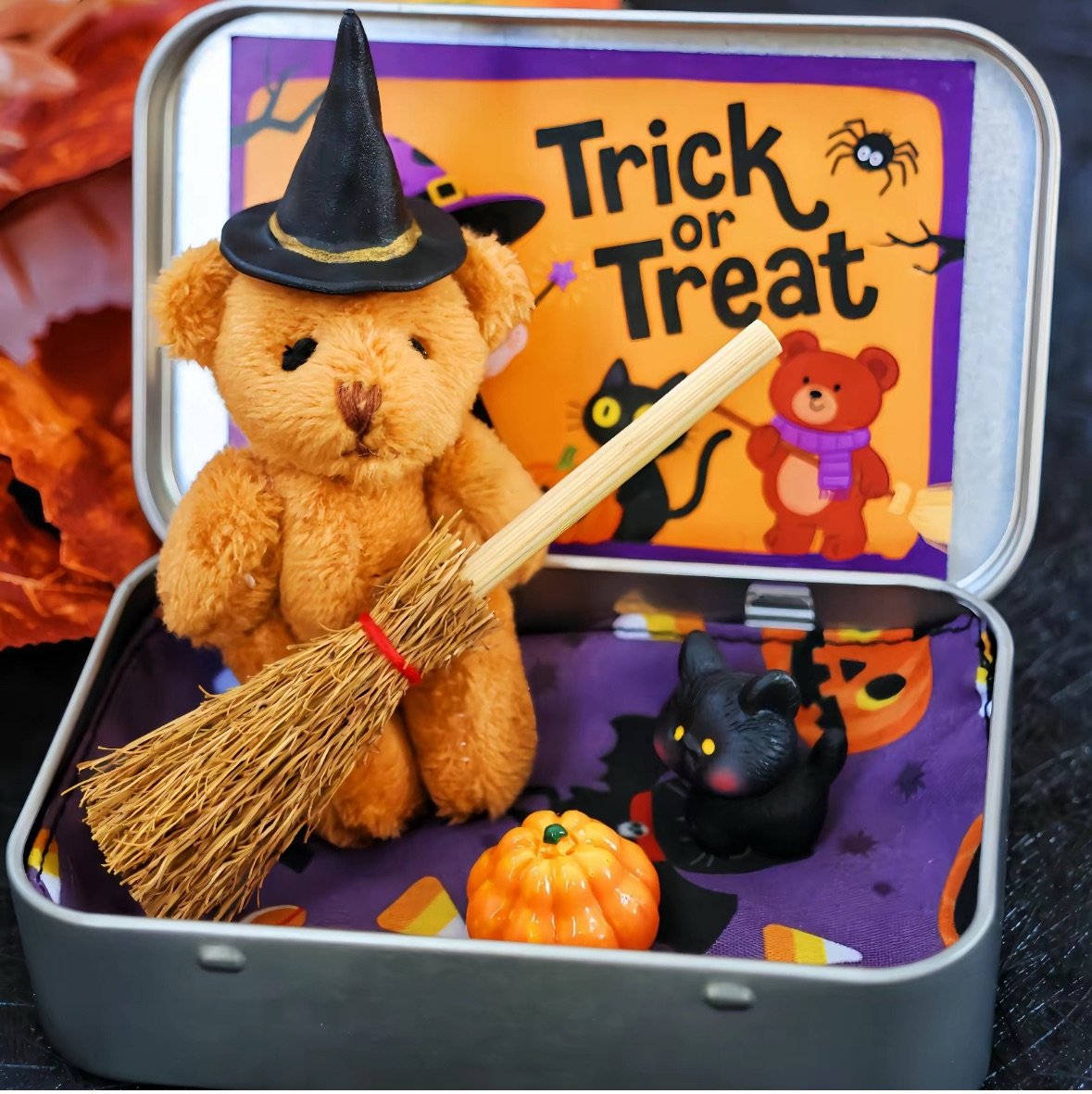 🎁Siste dag 49 % RABATT🎃🧸Håndlaget søt heksebamse i eske