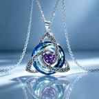 ✨ Halsband med födelsesten och keltisk treenighetsknut – en betydelsefull symbol för kärlek och samhörighet 🍀