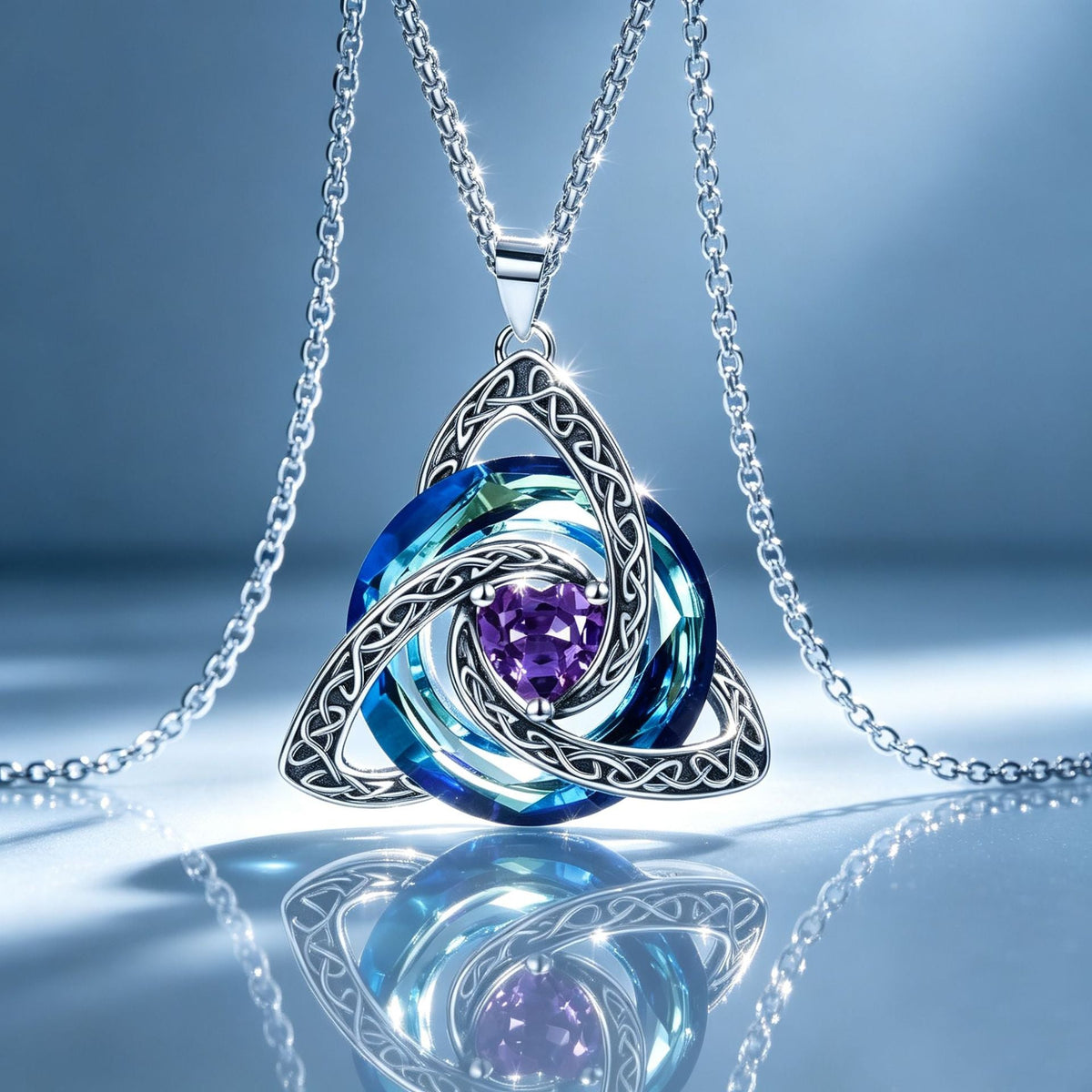 ✨ Halsband med födelsesten och keltisk treenighetsknut – en betydelsefull symbol för kärlek och samhörighet 🍀
