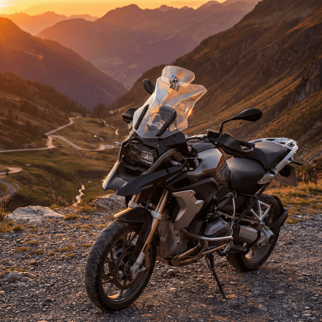 🏍️Justerbar motorcykelvindavvisare – Universell vindrutespoiler för hjälmvibration, vindbrus & turbulens