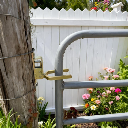 Omedelbart låsande grindlås – Förhindrar att nötkreatur, får och hästar rymmer