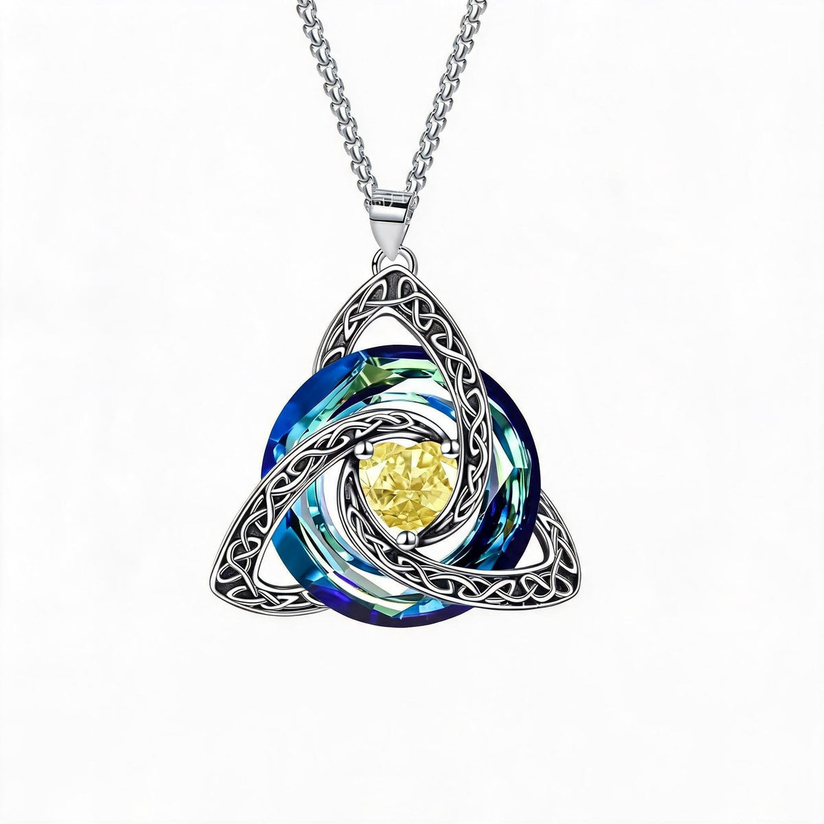 ✨ Halsband med födelsesten och keltisk treenighetsknut – en betydelsefull symbol för kärlek och samhörighet 🍀
