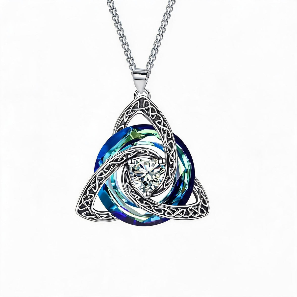 ✨ Halsband med födelsesten och keltisk treenighetsknut – en betydelsefull symbol för kärlek och samhörighet 🍀