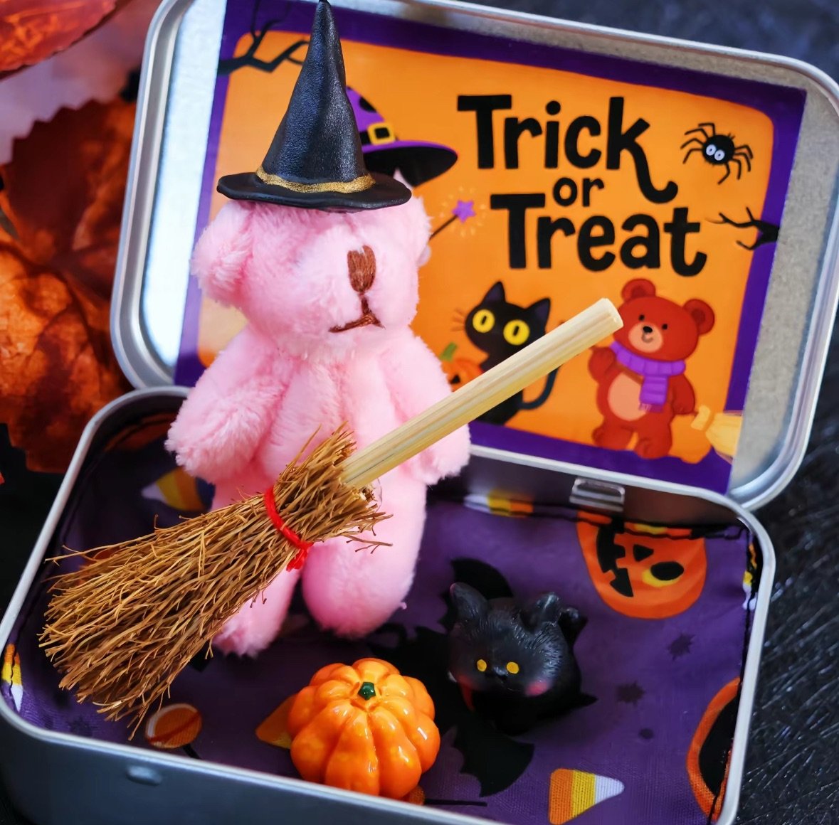 🎁Siste dag 49 % RABATT🎃🧸Håndlaget søt heksebamse i eske