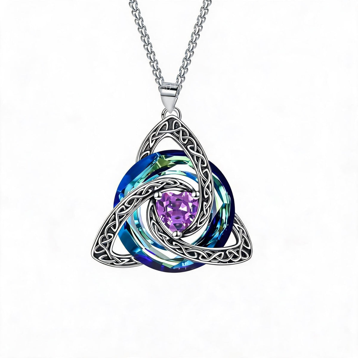 ✨ Halsband med födelsesten och keltisk treenighetsknut – en betydelsefull symbol för kärlek och samhörighet 🍀