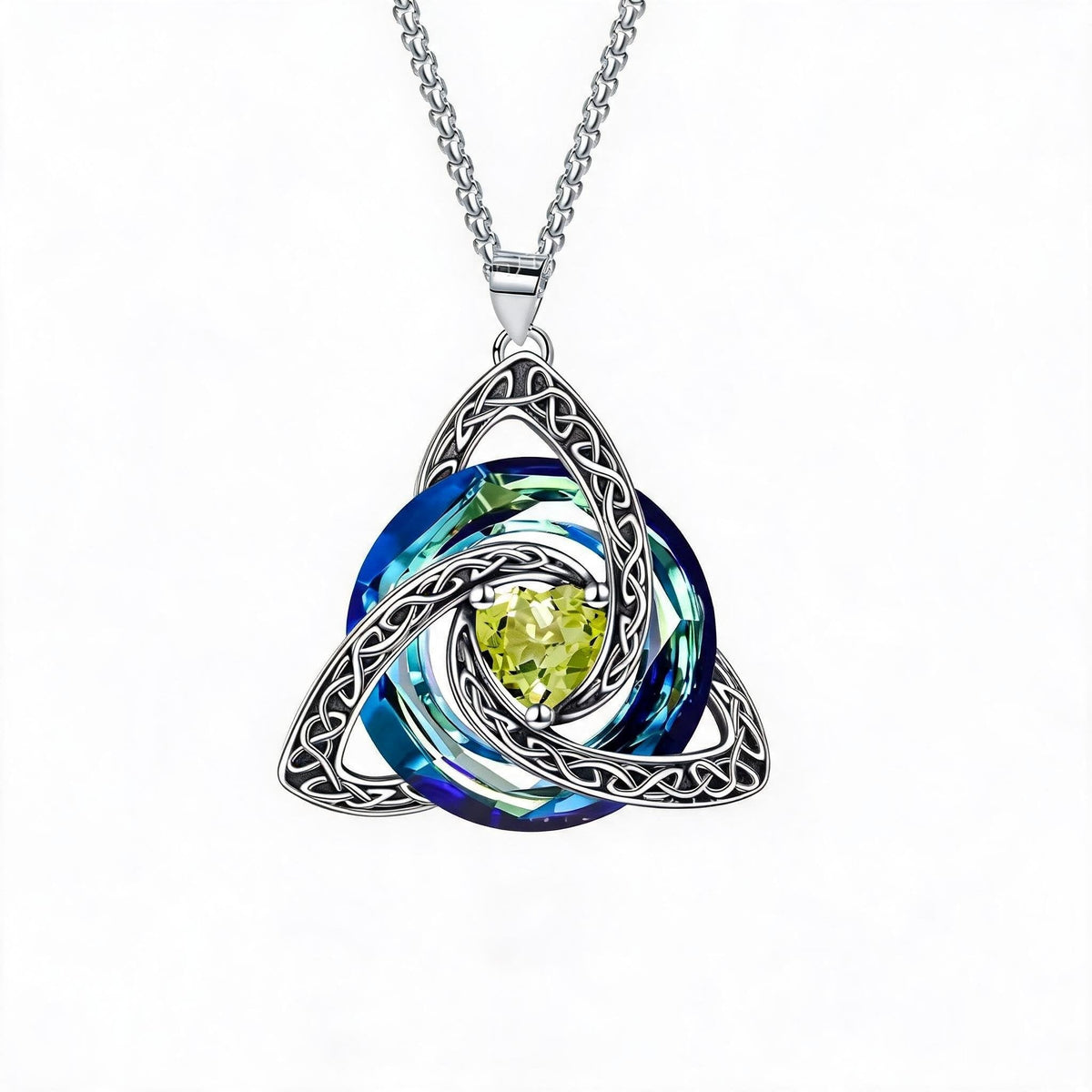 ✨ Halsband med födelsesten och keltisk treenighetsknut – en betydelsefull symbol för kärlek och samhörighet 🍀