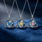 ✨ Halsband med födelsesten och keltisk treenighetsknut – en betydelsefull symbol för kärlek och samhörighet 🍀