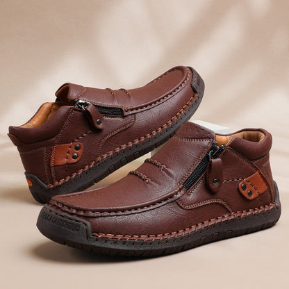 ⏰Tidsbegränsad rea 50 % RABATT - Handgjorda herrstövlar i premiumläder med slip-on-funktion – Bred tå, stöd för hålfoten, vattentäta, tryckavlastande, halkfri sula för vardagsbruk, resor och utomhusbruk