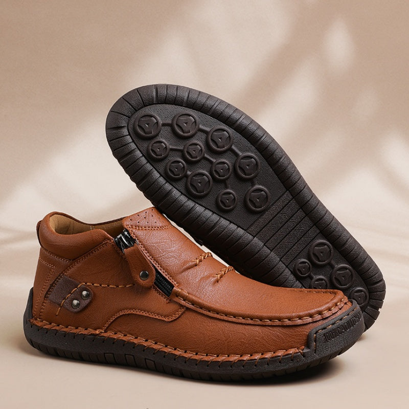 ⏰Tidsbegränsad rea 50 % RABATT - Handgjorda herrstövlar i premiumläder med slip-on-funktion – Bred tå, stöd för hålfoten, vattentäta, tryckavlastande, halkfri sula för vardagsbruk, resor och utomhusbruk