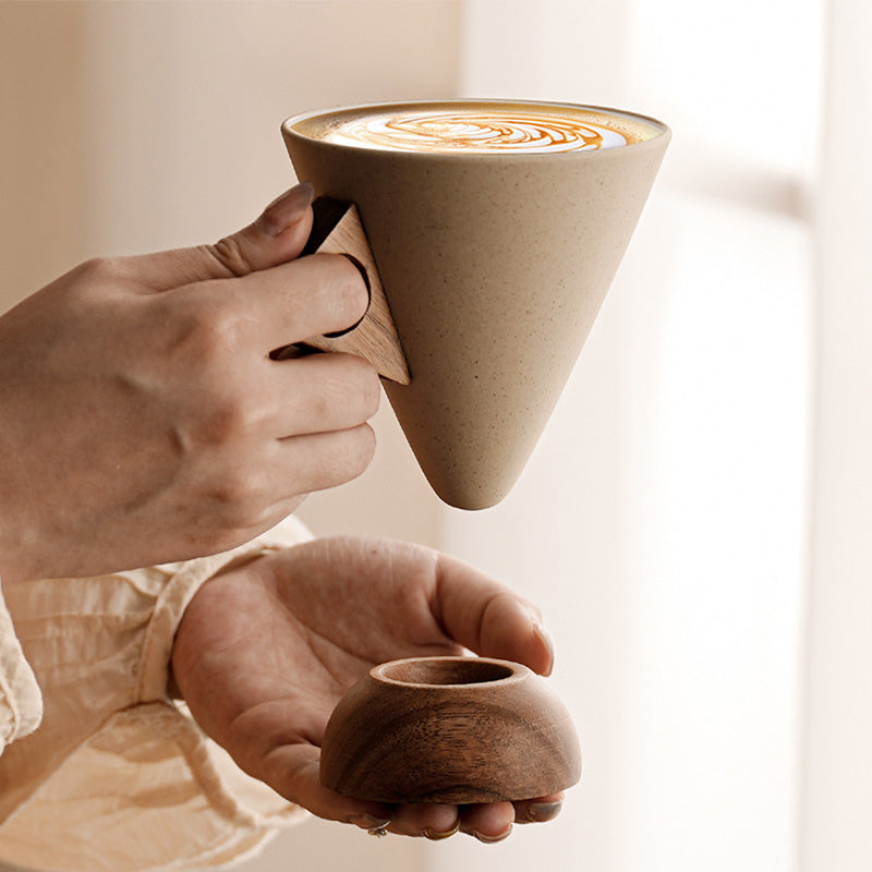 ☕ Handgjord kaffemugg i keramik – trähandtag, matt glasyr, 180 ml. Unik och rustik! 🪵✨