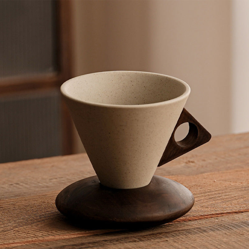 ☕ Handgjord kaffemugg i keramik – trähandtag, matt glasyr, 180 ml. Unik och rustik! 🪵✨