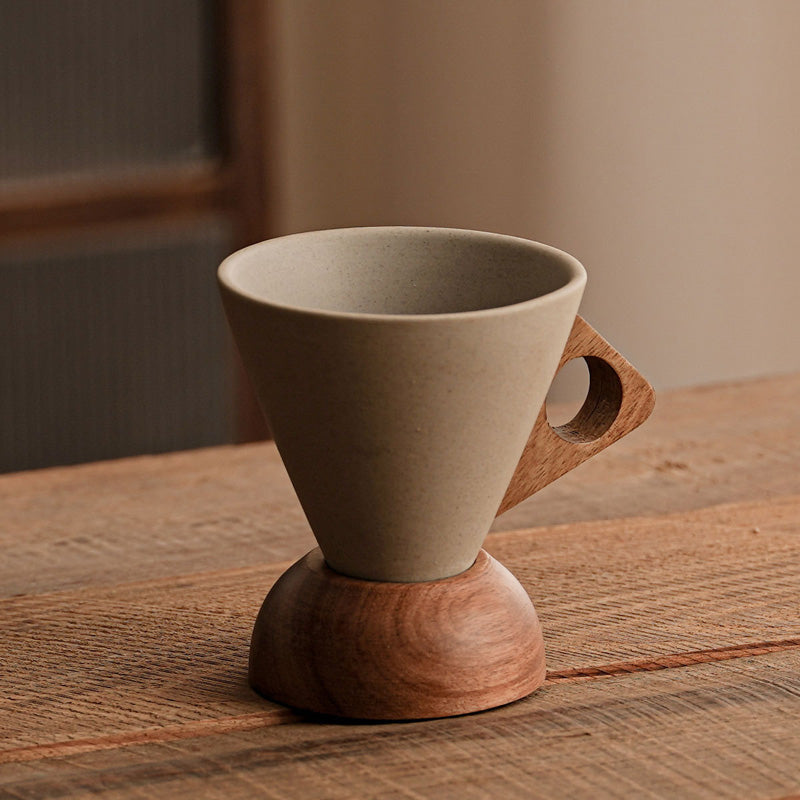 ☕ Handgjord kaffemugg i keramik – trähandtag, matt glasyr, 180 ml. Unik och rustik! 🪵✨